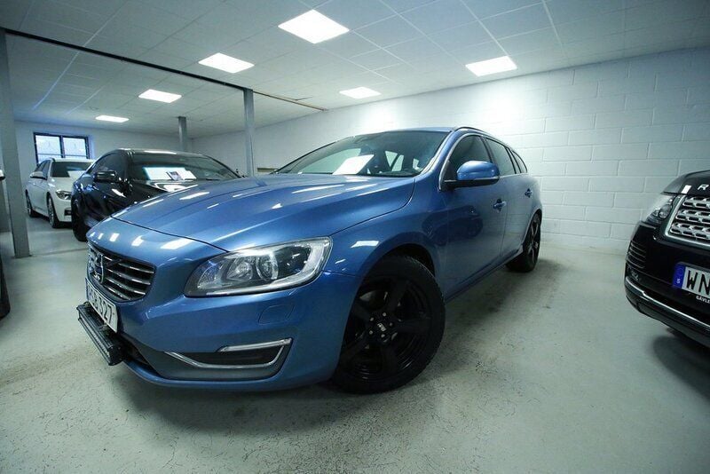 Blå Begagnad 2014 Volvo V60 Momentum Kombi | 124 800 kr (Superpris) - Bild 1/4