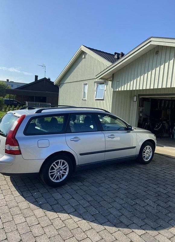 Grå Begagnad 2007 Volvo V50 Kinetic Kombi | 29 000 kr (Bra pris) - Bild 1/4