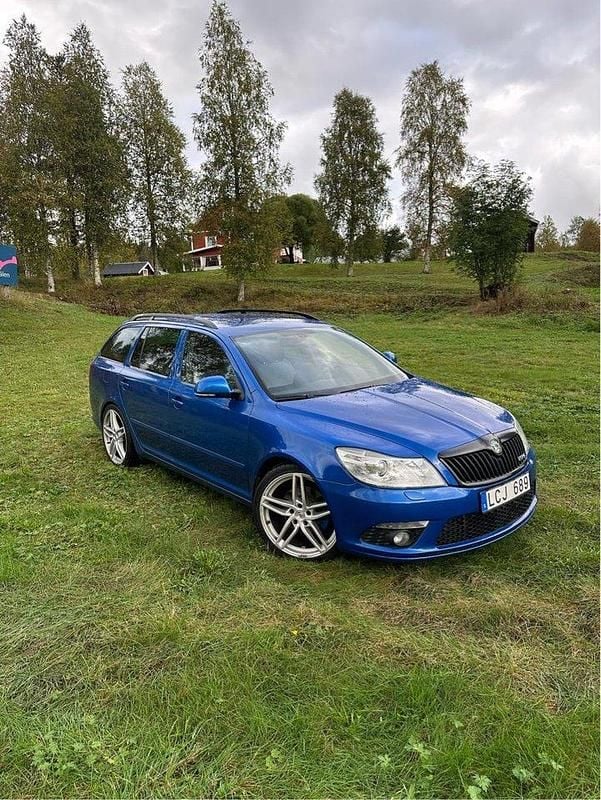 Blå Begagnad 2011 Skoda Octavia RS Kombi | 69 900 kr (Marknadspris) - Bild 1/4