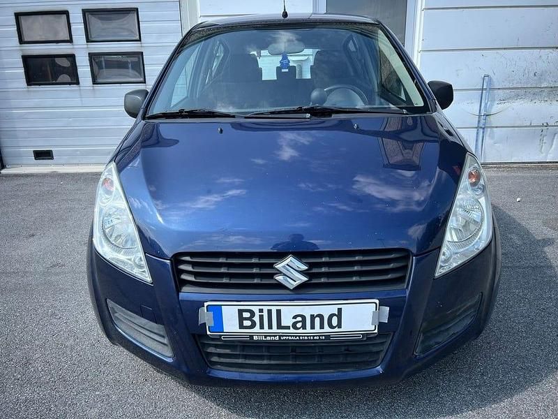 Begagnad Suzuki Splash 66 HK (48 kW) 2009 Blå Halvkombi