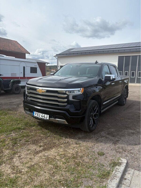 Svart Begagnad 2023 Chevrolet Silverado Sedan | 762 500 kr - Bild 1/4