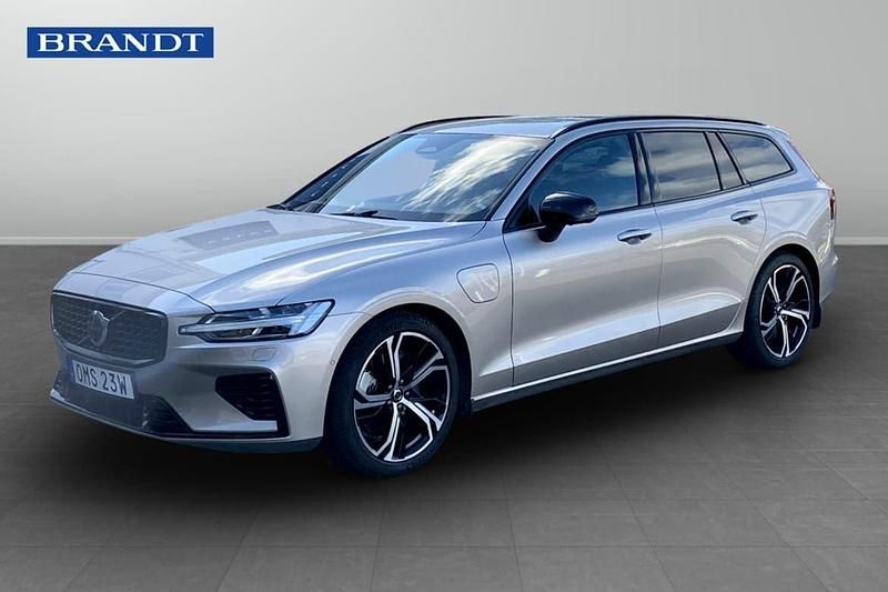 Ljusgrå (grå) Begagnad 2025 Volvo V60 Plus Kombi | 489 900 kr (Marknadspris) - Bild 1/4