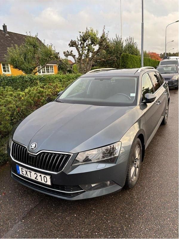 Grå Begagnad 2016 Skoda Superb Style Kombi | 130 000 kr (Bra pris) - Bild 1/1