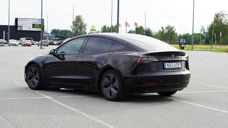 Svart Begagnad 2019 Tesla Model 3 Long Range AWD Sedan | 215 000 kr (Marknadspris) - Bild 1/4