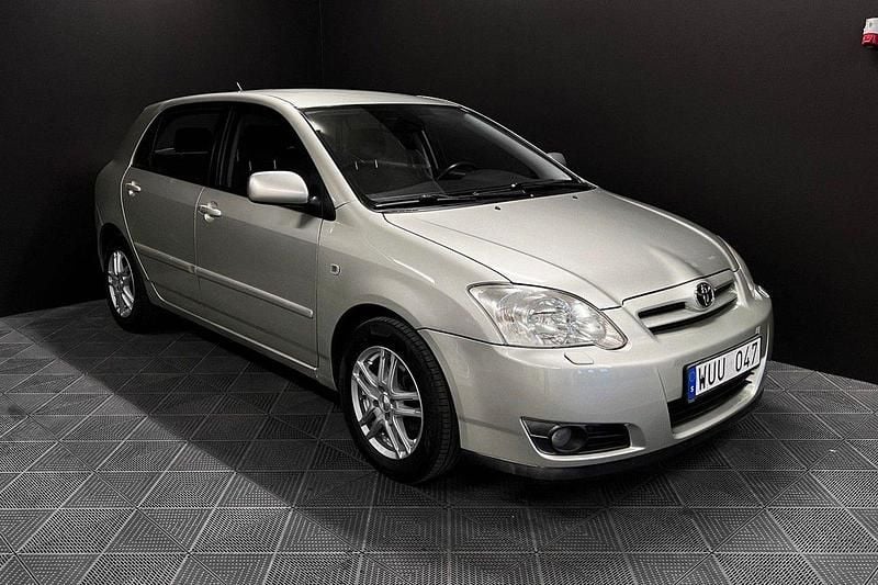 Silver Begagnad 2005 Toyota Corolla Halvkombi | 44 700 kr (Marknadspris) - Bild 1/4