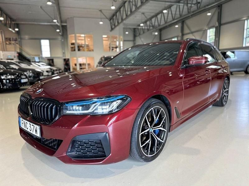 Röd Begagnad 2021 BMW 530 M Sport Kombi | 429 900 kr (Lite dyr) - Bild 1/4