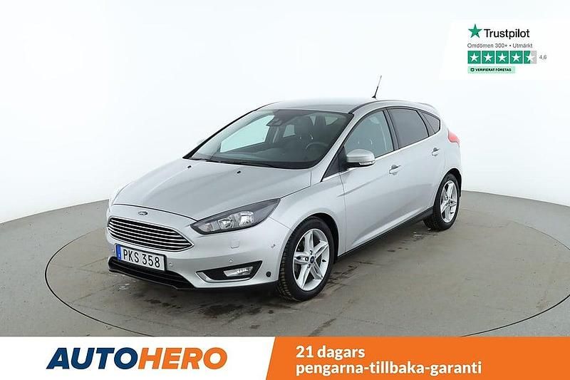 Grå Begagnad 2017 Ford Focus Titanium Halvkombi | 139 000 kr (Dyr) - Bild 1/4