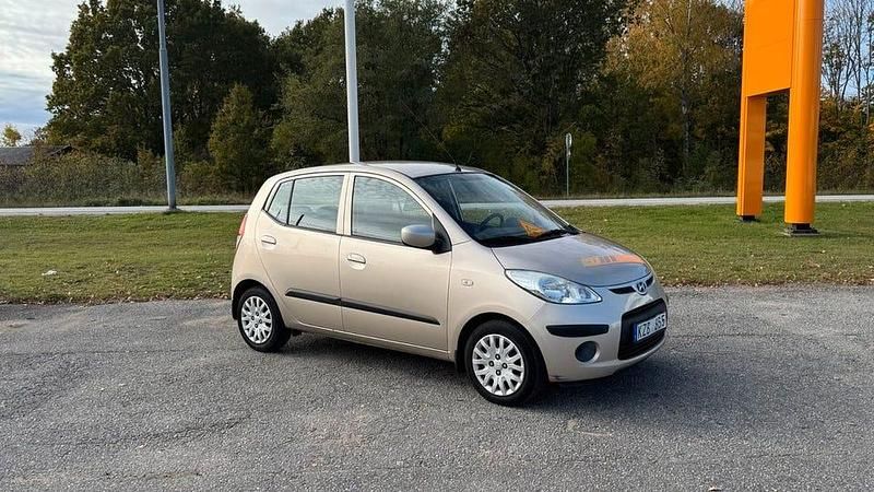 Silver Begagnad 2010 Hyundai i10 Halvkombi | 29 800 kr (Marknadspris) - Bild 1/4