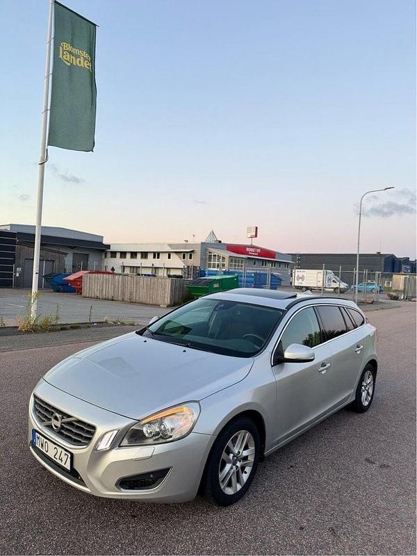 Grå Begagnad 2013 Volvo V60 Momentum Kombi | 65 000 kr (Bra pris) - Bild 1/4