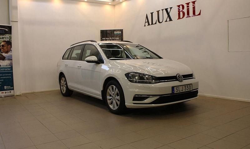 Vit Begagnad 2018 VW Golf VII Kombi | 84 900 kr (Superpris) - Bild 1/4