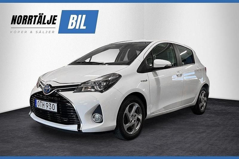 Vit Begagnad 2014 Toyota Yaris Hybrid Active Halvkombi | 109 900 kr (Lite dyr) - Bild 1/3