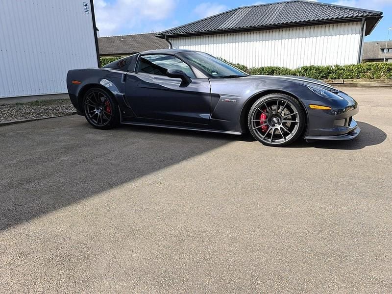Grå Begagnad 2009 Chevrolet Corvette Z06 Sportkupé | 500 000 kr - Bild 1/4