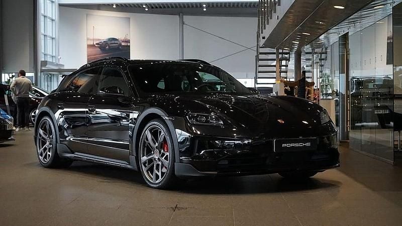 Svart Begagnad 2024 Porsche Taycan Cross Turismo Kombi | 1 548 600 kr - Bild 1/4