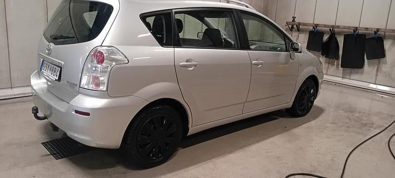 Silver Begagnad 2007 Toyota Corolla Verso Minibuss | 39 900 kr (Marknadspris) - Bild 1/4
