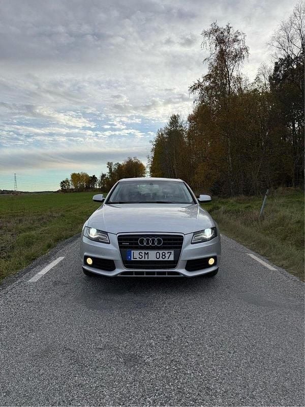 Silver Begagnad 2011 Audi A4 Sedan | 85 000 kr (Lite dyr) - Bild 1/4