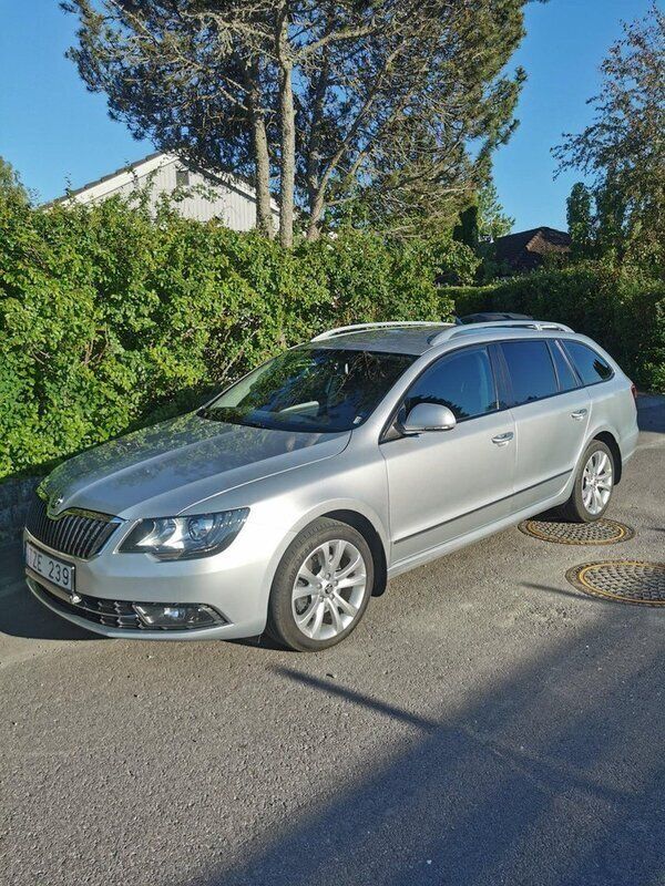 Silver Begagnad 2014 Skoda Superb Ambition Kombi | 95 000 kr (Bra pris) - Bild 1/4