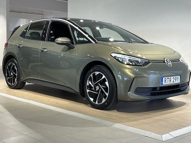 Grön (dark olivine metallic bla) Begagnad 2023 VW ID.3 Pro Halvkombi | 329 000 kr (Superpris) - Bild 1/3