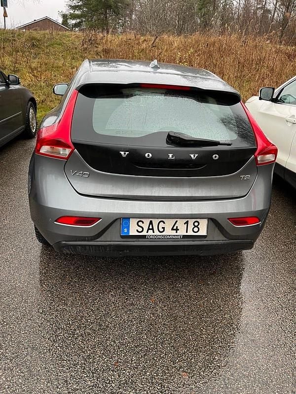 Begagnad 2017 Volvo V40 Halvkombi | 143 000 kr (Marknadspris) - Bild 1/4