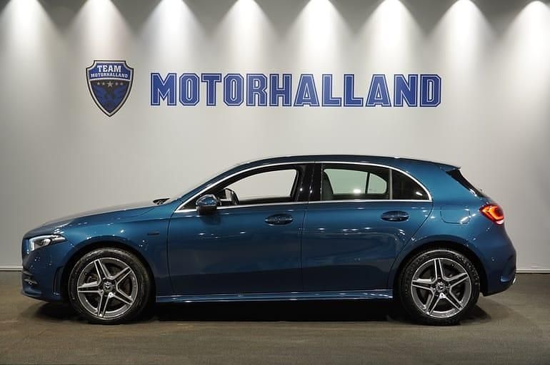 Blå Begagnad 2021 Mercedes A250 AMG Halvkombi | 279 000 kr (Bra pris) - Bild 1/4