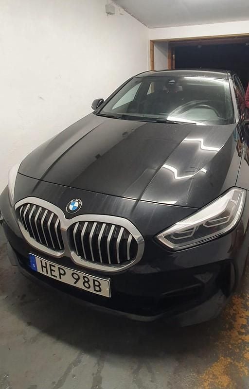 Begagnad 2020 BMW 118 Halvkombi | 250 000 kr (Lite dyr) - Bild 1/1