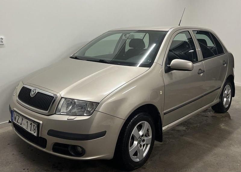 Brun Begagnad 2006 Skoda Fabia Halvkombi | 26 900 kr (Marknadspris) - Bild 1/4
