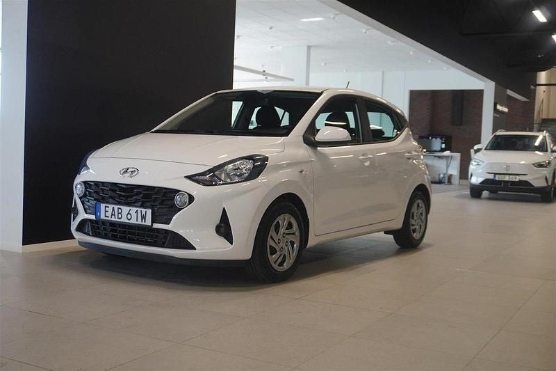 Vit Begagnad 2022 Hyundai i10 Essential Halvkombi | 154 800 kr (Marknadspris) - Bild 1/4
