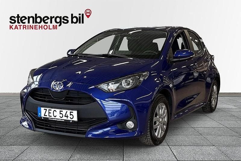 Mörkblå Begagnad 2024 Toyota Yaris Hybrid Halvkombi | 218 900 kr (Bra pris) - Bild 1/4