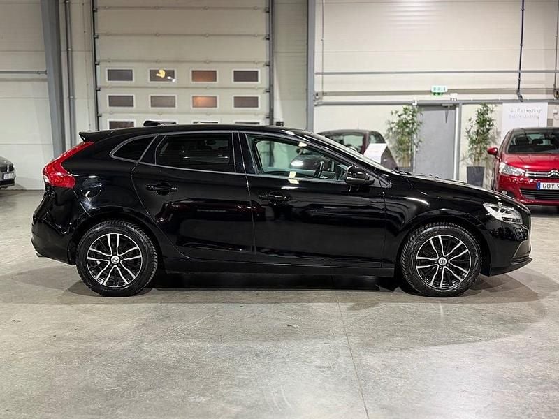 Begagnad Volvo V40 Business Edition 190 HK (139 kW) 2016 Black solid stone Halvkombi