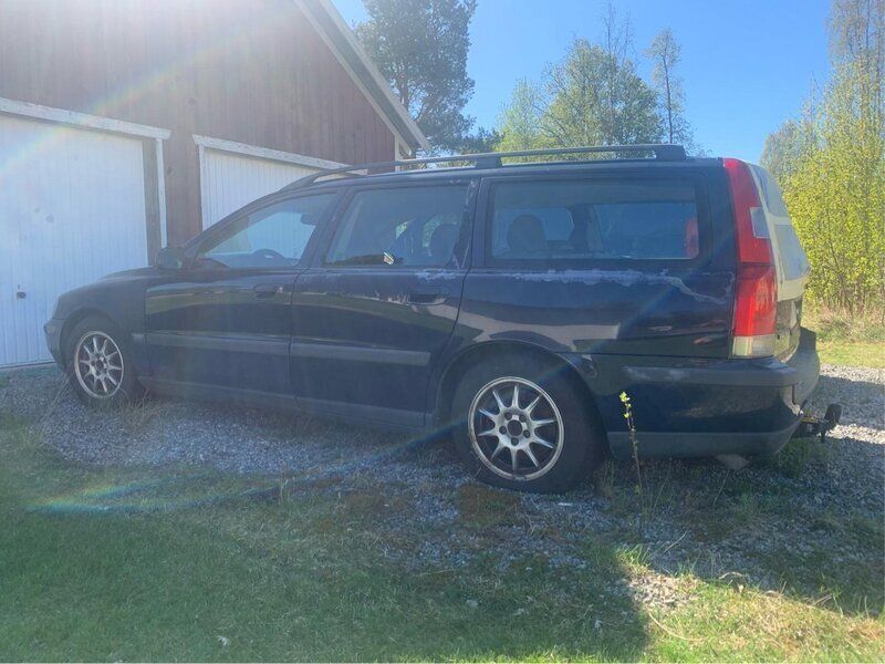 Blå Begagnad 2001 Volvo V70 Kombi | 5 000 kr (Superpris) - Bild 1/3