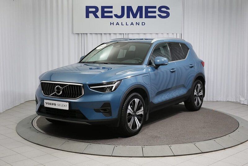 Blå Begagnad 2022 Volvo XC40 Plus SUV | 389 500 kr (Marknadspris) - Bild 1/4