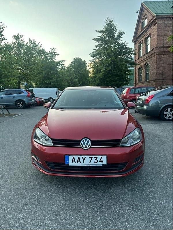 Röd Begagnad 2013 VW Golf VII Halvkombi | 90 000 kr (Marknadspris) - Bild 1/4