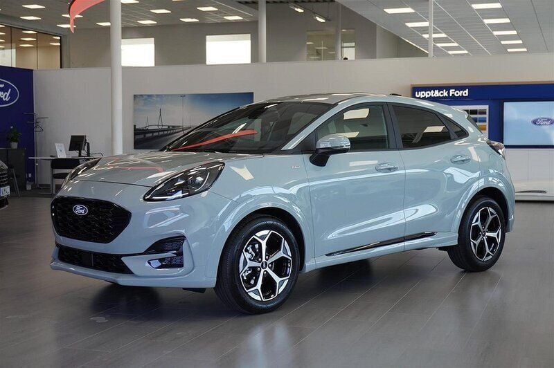 Grå Ny 2025 Ford Puma ST-Line SUV | 316 400 kr (Marknadspris) - Bild 1/4