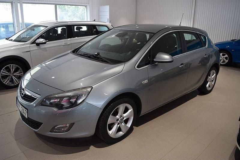 Grå Begagnad 2011 Opel Astra Halvkombi | 62 000 kr (Marknadspris) - Bild 1/4