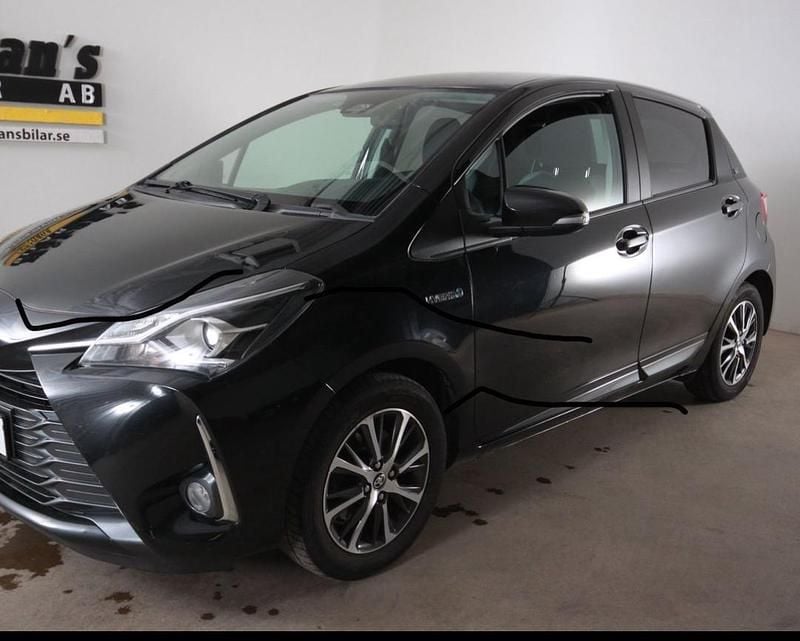 Svart Begagnad 2018 Toyota Yaris Hybrid Active Halvkombi | 144 900 kr (Bra pris) - Bild 1/3