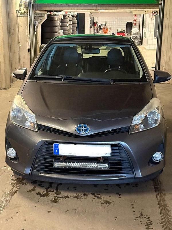 Grå Begagnad 2013 Toyota Yaris Hybrid Style Halvkombi | 65 000 kr (Marknadspris) - Bild 1/4