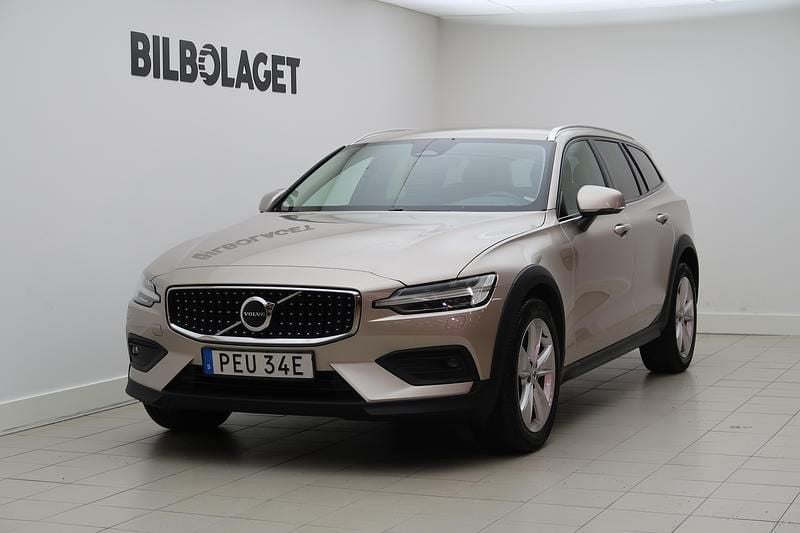 Grå Begagnad 2024 Volvo V60 CC Core Kombi | 399 800 kr (Marknadspris) - Bild 1/4