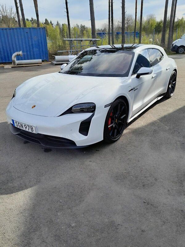 Vit Begagnad 2022 Porsche Taycan GTS Sport Turismo Sedan | 990 000 kr (Superpris) - Bild 1/4