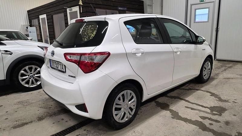 Begagnad Toyota Yaris Hybrid Active 101 HK (74 kW) 2019 Vit Halvkombi