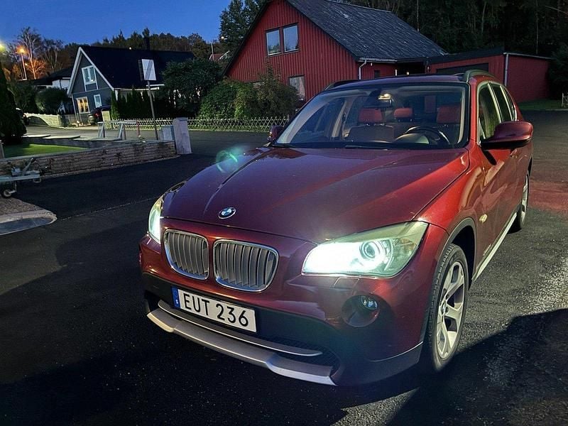 Röd Begagnad 2010 BMW X1 SUV | 139 000 kr (Marknadspris) - Bild 1/4