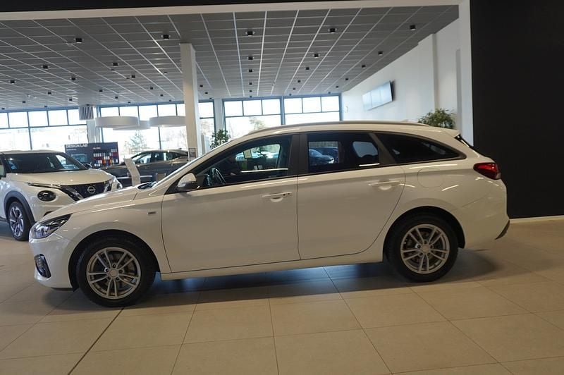 Begagnad Hyundai i30 Essential 120 HK (88 kW) 2021 Vit Kombi