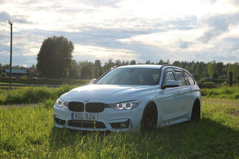Vit Begagnad 2014 BMW 320 M Sport Kombi | 155 000 kr - Bild 1/4