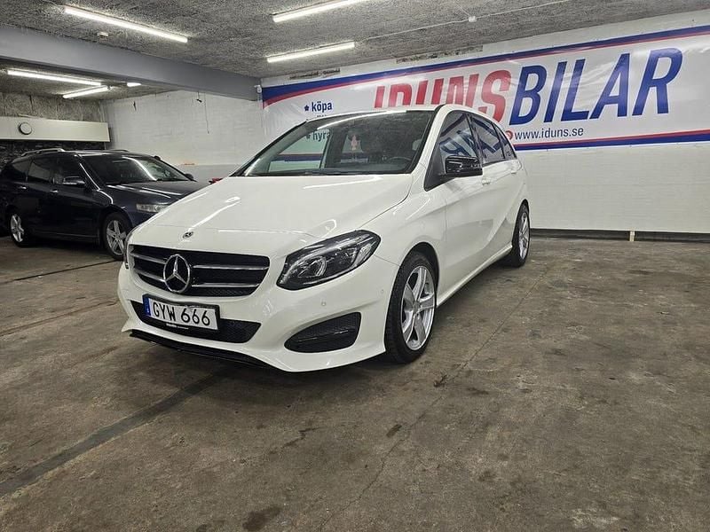 Vit Begagnad 2018 Mercedes B180 Urban Minibuss | 165 900 kr (Marknadspris) - Bild 1/4