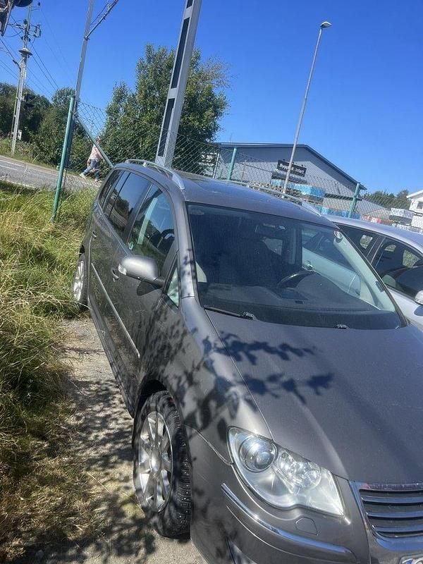 Grå Begagnad 2008 VW Touran Highline Minibuss | 18 000 kr - Bild 1/3