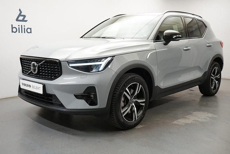 Grå Begagnad 2023 Volvo XC40 Plus SUV | 389 900 kr (Lite dyr) - Bild 1/3