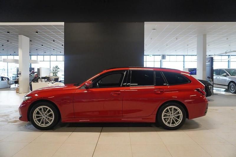 Begagnad BMW 330 M Sport 184 HK (135 kW) 2023 Röd Kombi