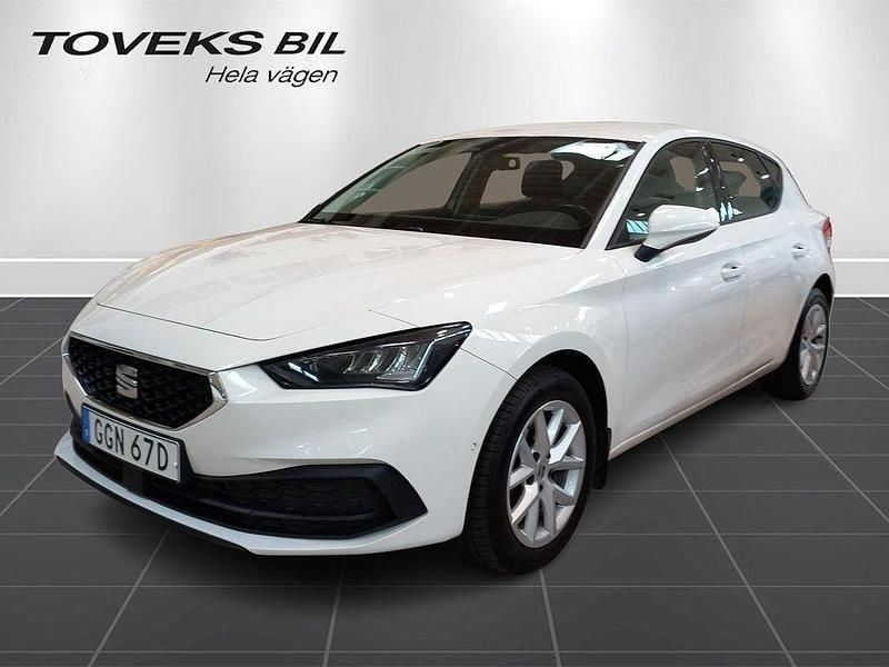 Vit (candy white) Begagnad 2022 Seat Leon Style Kombi | 189 900 kr (Bra pris) - Bild 1/4