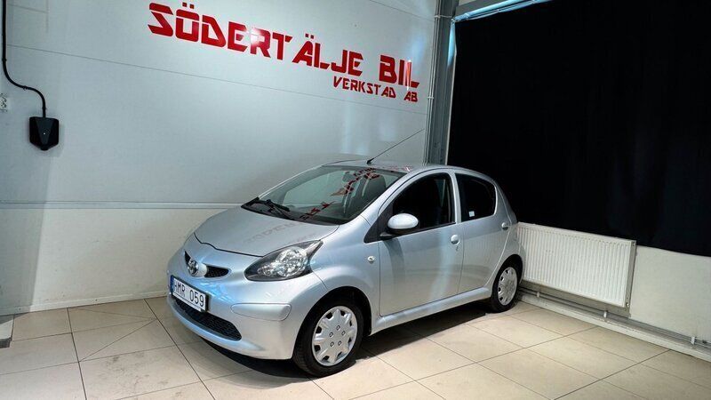 Silver Begagnad 2008 Toyota Aygo Halvkombi | 29 900 kr (Marknadspris) - Bild 1/4