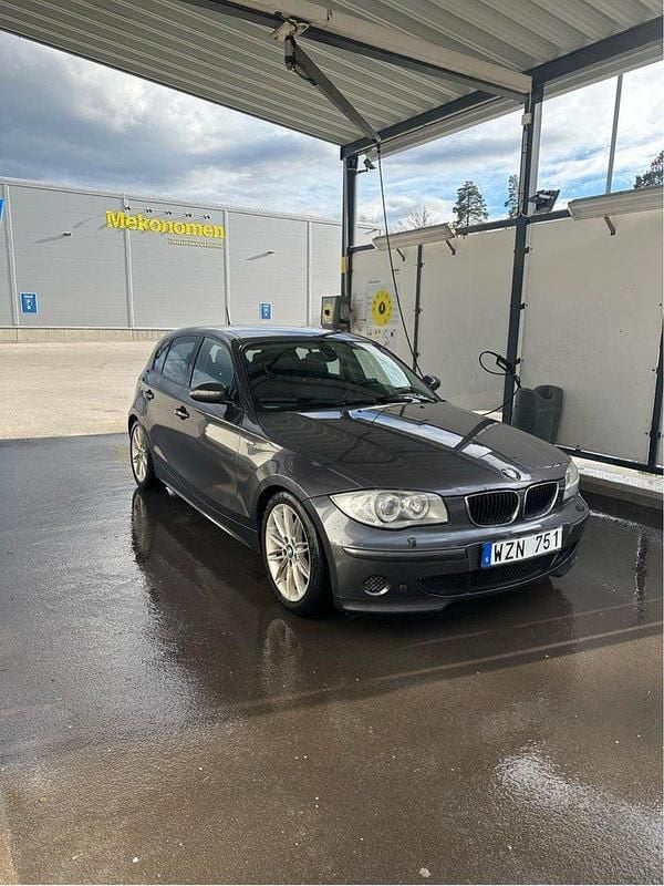 Grå Begagnad 2006 BMW 120 Halvkombi | 36 000 kr (Bra pris) - Bild 1/4