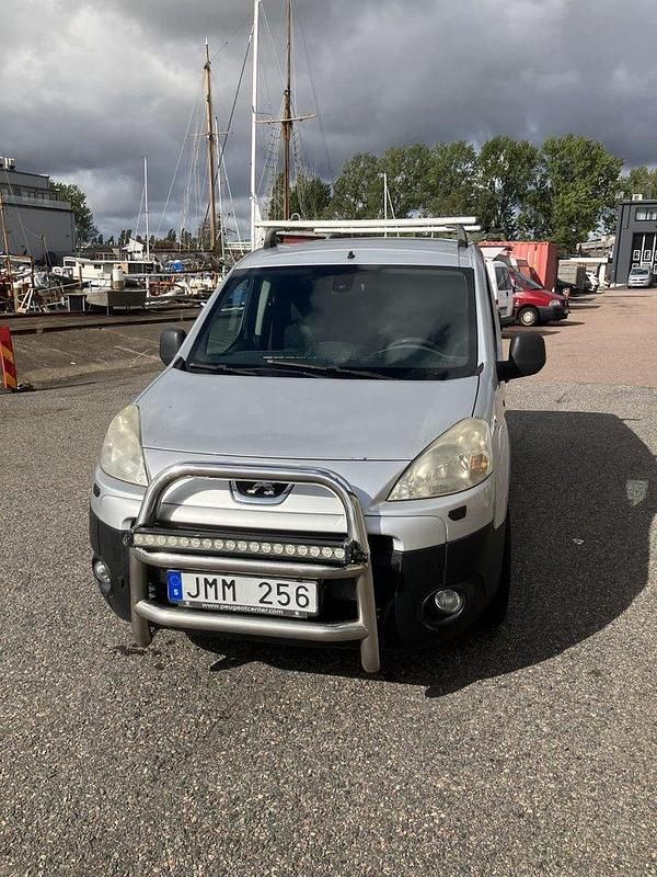 Grå Begagnad 2010 Peugeot Partner Minibuss | 35 000 kr (Marknadspris) - Bild 1/4
