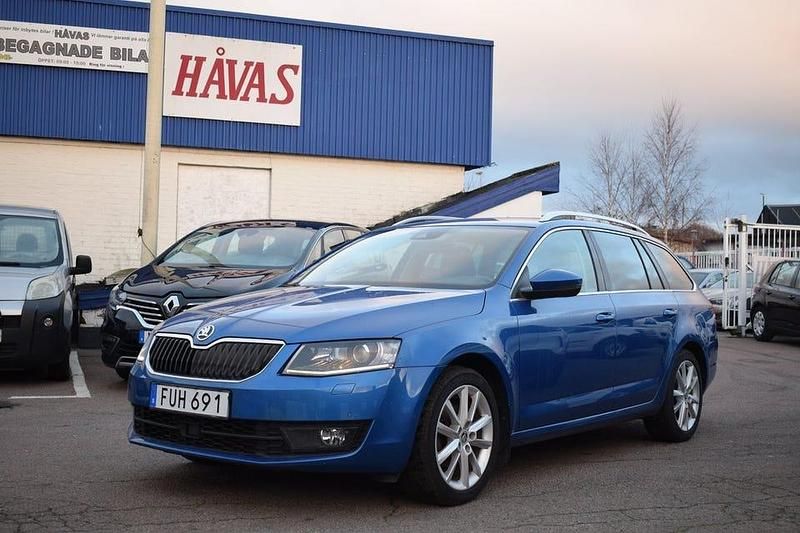 Blå Begagnad 2015 Skoda Octavia Elegance Kombi | 159 000 kr (Lite dyr) - Bild 1/4